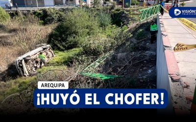 AREQUIPA: AUTO TERMINA ATRAVESANDO LA VALLA DE SEGURIDAD Y VOLCADO EN LA QUEBRADA DE TUCOS EN CAYMA