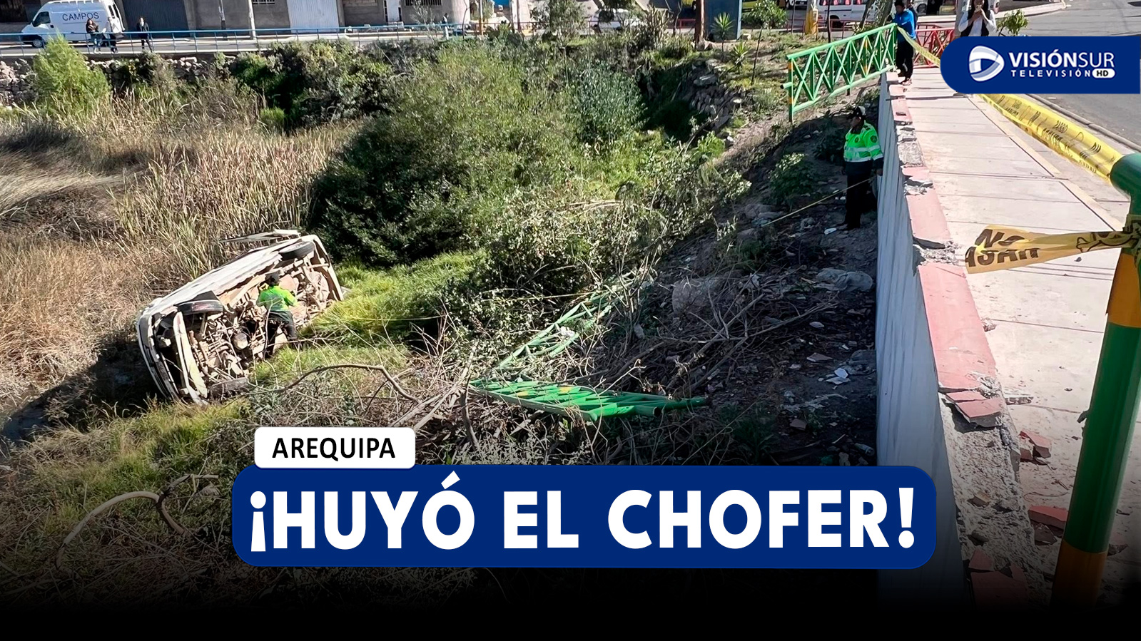 AREQUIPA: AUTO TERMINA ATRAVESANDO LA VALLA DE SEGURIDAD Y VOLCADO EN LA QUEBRADA DE TUCOS EN CAYMA