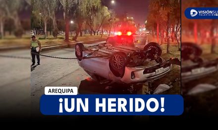 AREQUIPA: CONDUCTOR TERMINA GRAVEMENTE HERIDO TRAS VOLCAR SU VEHÍCULO EN LA VARIANTE DE UCHUMAYO