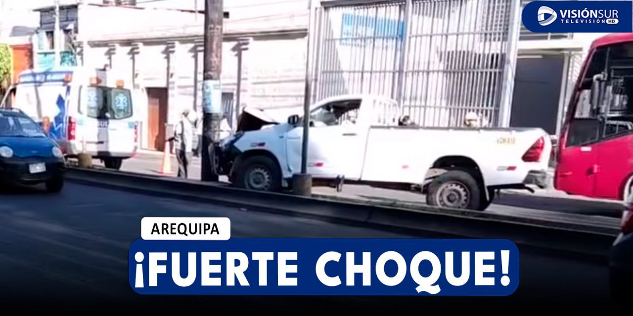 AREQUIPA: FUERTE CHOQUE SE REGISTRÓ FRENTE A LA UTP CUANDO UNA CAMIONETA IMPACTÓ CONTRA UN POSTE