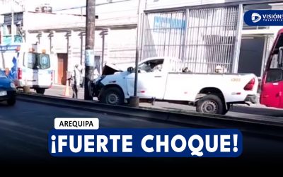 AREQUIPA: FUERTE CHOQUE SE REGISTRÓ FRENTE A LA UTP CUANDO UNA CAMIONETA IMPACTÓ CONTRA UN POSTE
