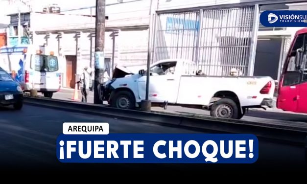 AREQUIPA: FUERTE CHOQUE SE REGISTRÓ FRENTE A LA UTP CUANDO UNA CAMIONETA IMPACTÓ CONTRA UN POSTE