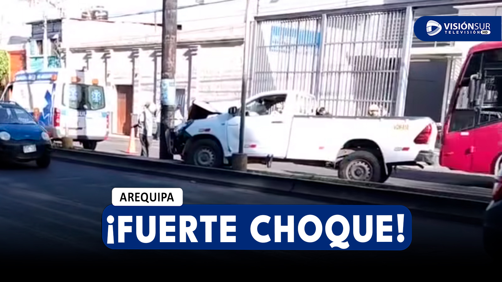 AREQUIPA: FUERTE CHOQUE SE REGISTRÓ FRENTE A LA UTP CUANDO UNA CAMIONETA IMPACTÓ CONTRA UN POSTE