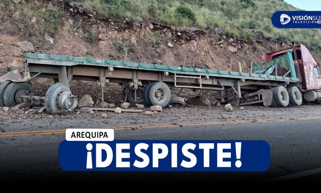 AREQUIPA: TRÁILER SE DESPISTA EN LA ZONA DE QUISCOS EN LA CARRETERA AREQUIPA – PUNO Y CONDUCTOR ESTA NO HABIDO