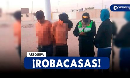AREQUIPA: VECINOS DE MAJES CAPTURAN A PRESUNTOS ROBACASAS Y LES DAN UNA PALIZA PARA LUEGO AMARRARLOS A UN POSTE