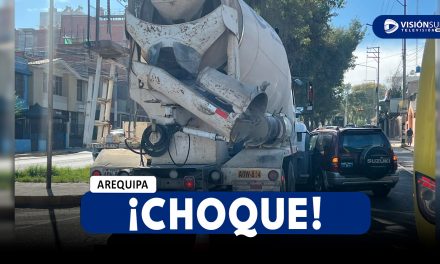 AREQUIPA: FUERTE CHOQUE SE REGISTRÓ EN LA AV. VENEZUELA CUANDO UN CAMIÓN MEZCLADOR IMPACTÓ CONTRA CAMIONETA