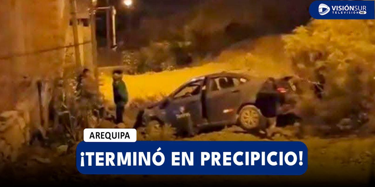 AREQUIPA: AUTO TERMINA EN UN PRECIPICIO EN EL SECTOR DE LA NUEVA ALBORADA EN PAUCARPATA