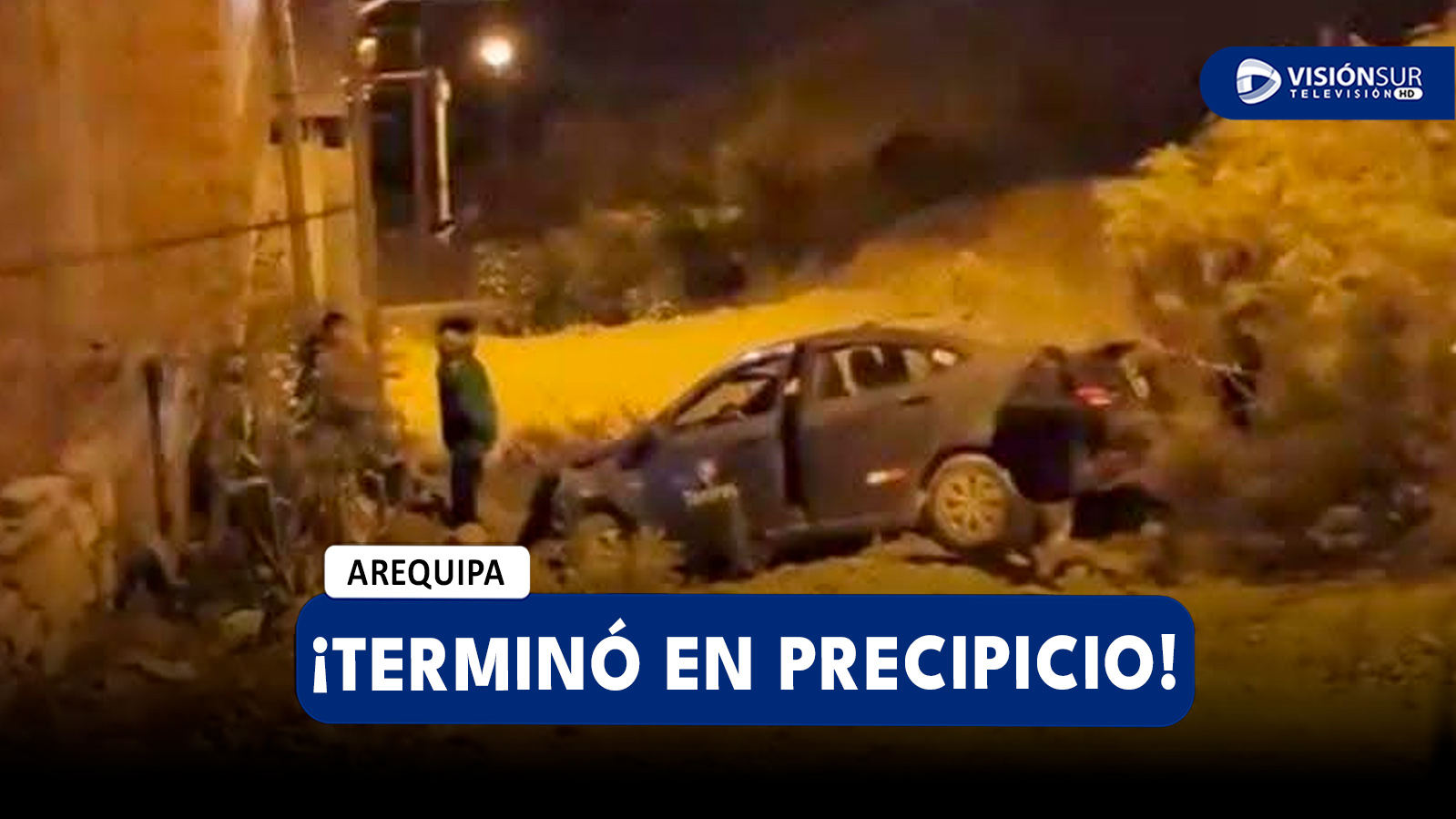 AREQUIPA: AUTO TERMINA EN UN PRECIPICIO EN EL SECTOR DE LA NUEVA ALBORADA EN PAUCARPATA