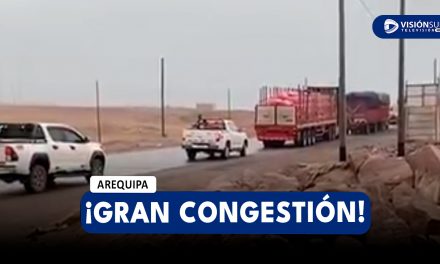 AREQUIPA: GRAN CONGESTIÓN EN LA CARRETERA PANAMERICANA SUR POR UN VEHÍCULO DE CARGA PESADA QUE BLOQUEÓ LA VÍA