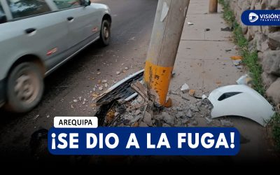AREQUIPA: VEHÍCULO CHOCA CONTRA POSTE EN CAYMA Y LO DEJA GRAVEMENTE DAÑADO PARA LUEGO DARSE A LA FUGA