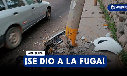 AREQUIPA: VEHÍCULO CHOCA CONTRA POSTE EN CAYMA Y LO DEJA GRAVEMENTE DAÑADO PARA LUEGO DARSE A LA FUGA