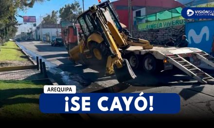 AREQUIPA: RETROEXCAVADORA CAE DE UN CAMIÓN CAMABAJA Y PROVOCA EL CIERRE DEL CARRIL DE SUBIDA DE LA AV. AVIACIÓN