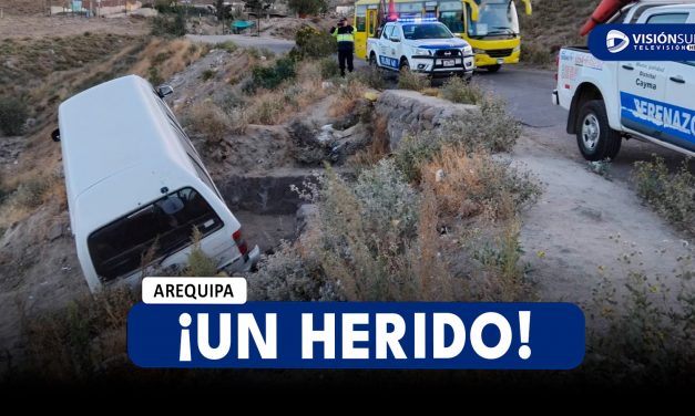 AREQUIPA: COMBI TERMINA AL INTERIOR DE UNA QUEBRADA EN CAYMA EN HORAS DE LA MAÑANA