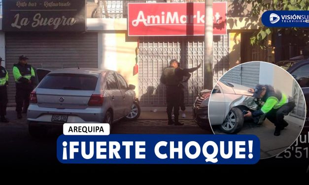 AREQUIPA: FUERTE CHOQUE EN LA AV. TÚPAC AMARU DEJA UN AUTO IMPACTADO CONTRA UN ÁRBOL