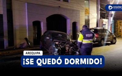 AREQUIPA: CONDUCTOR SE HABRÍA QUEDADO DORMIDO Y TERMINÓ CHOCANDO CONTRA POSTE EN LA CALLE PERAL