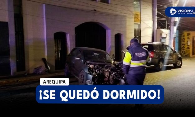 AREQUIPA: CONDUCTOR SE HABRÍA QUEDADO DORMIDO Y TERMINÓ CHOCANDO CONTRA POSTE EN LA CALLE PERAL