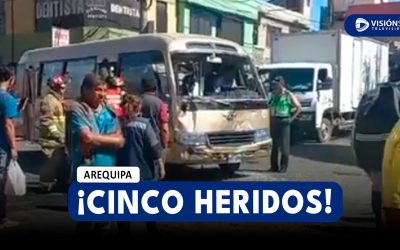 AREQUIPA: FUERTE CHOQUE EN LA AV. INDEPENDENCIA ENTRE UNA COUSTER Y UNA COMBI DEJA CINCO PERSONAS HERIDAS