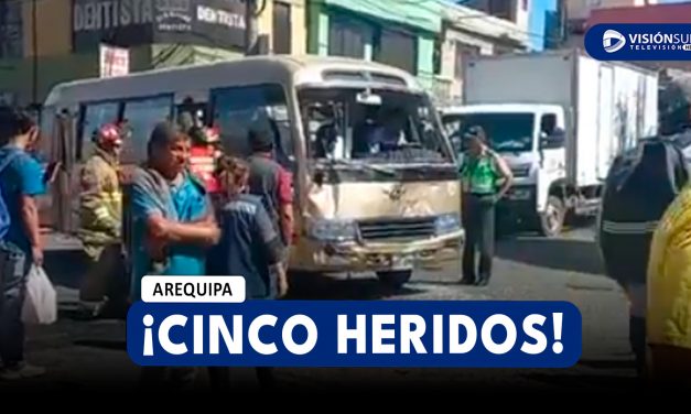 AREQUIPA: FUERTE CHOQUE EN LA AV. INDEPENDENCIA ENTRE UNA COUSTER Y UNA COMBI DEJA CINCO PERSONAS HERIDAS