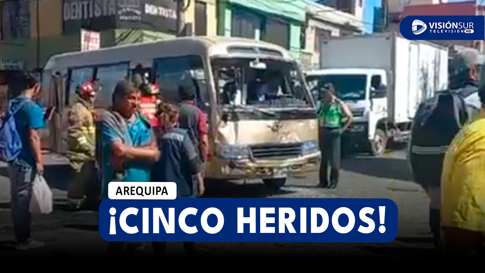 AREQUIPA: FUERTE CHOQUE EN LA AV. INDEPENDENCIA ENTRE UNA COUSTER Y UNA COMBI DEJA CINCO PERSONAS HERIDAS