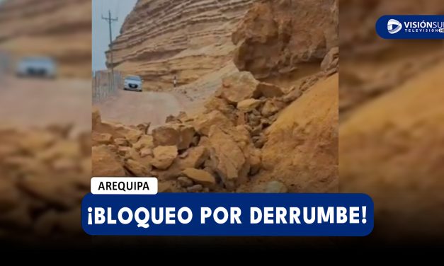 AREQUIPA: DERRUMBE BLOQUEA VÍA PLAYA SAN MARINO EN LA ZONA DE CAMANÁ Y CONDUCTORES APOYO PARA PODER TRANSITAR