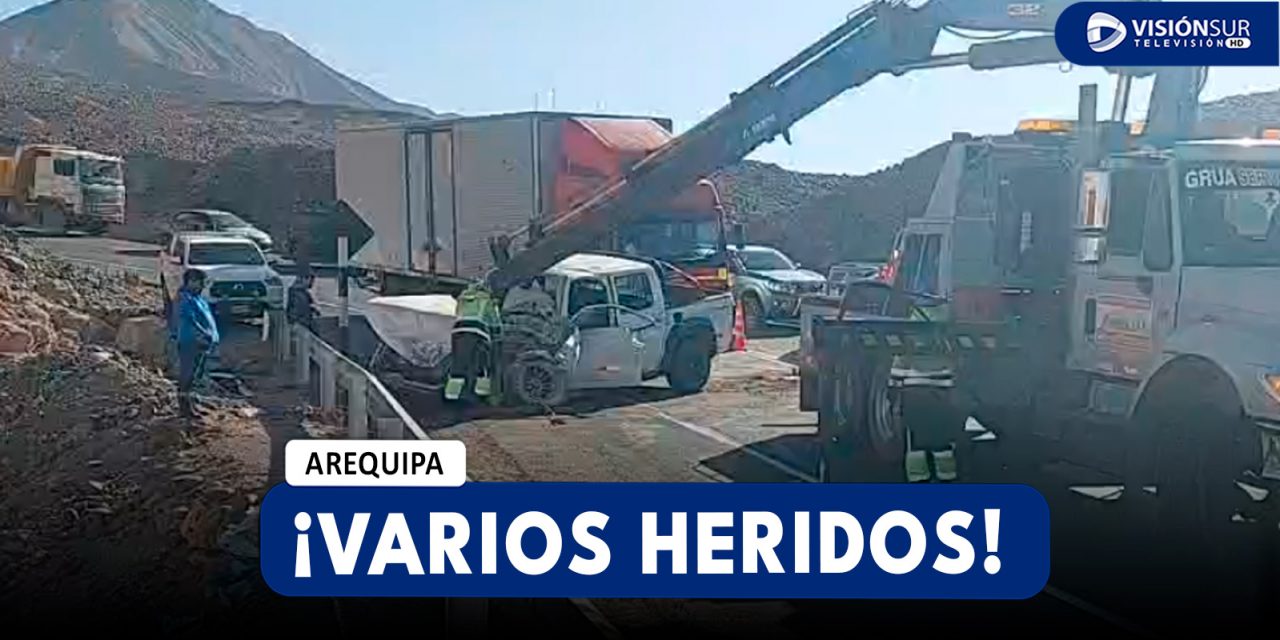 AREQUIPA: FUERTE CHOQUE ENTRE UN CAMIÓN Y UNA CAMIONETA EN VÍTOR DEJA VARIOS HERIDOS