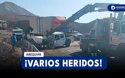 AREQUIPA: FUERTE CHOQUE ENTRE UN CAMIÓN Y UNA CAMIONETA EN VÍTOR DEJA VARIOS HERIDOS