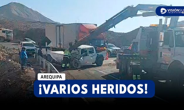 AREQUIPA: FUERTE CHOQUE ENTRE UN CAMIÓN Y UNA CAMIONETA EN VÍTOR DEJA VARIOS HERIDOS