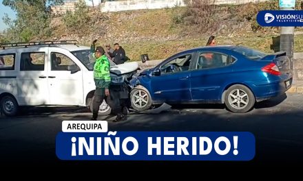 AREQUIPA: DOS CARROS IMPACTAN FUERTEMENTE EN ALTO SELVA ALEGRE Y DEJAN UN MENOR DE 8 AÑOS HERIDO