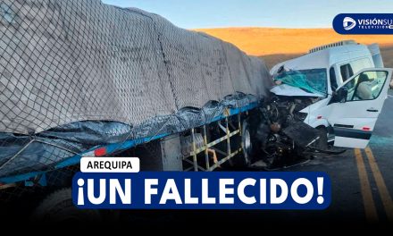 AREQUIPA: FUERTE CHOQUE ENTRE CAMIÓN Y MINIVAN DEJA UNA PERSONA FALLECIDA Y VARIOS HERIDOS