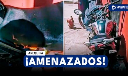 AREQUIPA: VIRALIZAN VIDEO EN DONDE EXTORSIONADORES QUEMAN MOTOCICLETAS AMENAZANDO A PRESTAMISTAS “GOTA A GOTA”