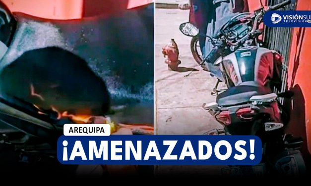 AREQUIPA: VIRALIZAN VIDEO EN DONDE EXTORSIONADORES QUEMAN MOTOCICLETAS AMENAZANDO A PRESTAMISTAS “GOTA A GOTA”