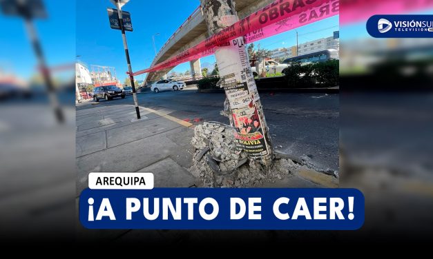 AREQUIPA: VECINOS Y CONDUCTORES PIDEN LA INTERVENCIÓN DE LAS AUTORIDADES POR POSTE CHOCADO QUE ESTARÍA A PUNTO DE CAER