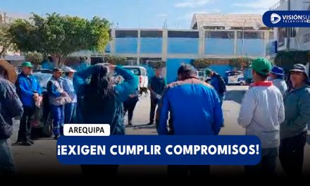 AREQUIPA: TRABAJADORES DE LA MUNICIPALIDAD DE URACA REALIZAN PLANTÓN EN EL FRONTIS DEL CONSEJO DISTRITAL