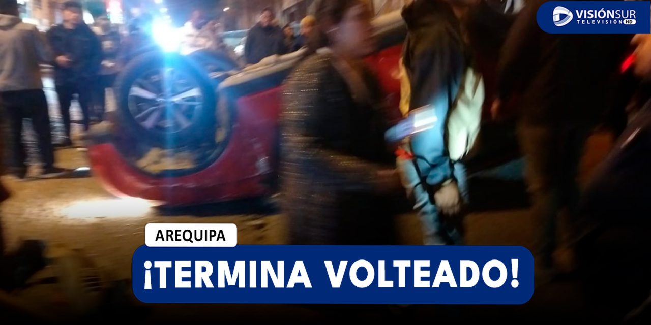 AREQUIPA: FUERTE CHOQUE DEJA UNA PERSONA HERIDA Y EL CARRO TERMINA VOLTEADO LLANTAS ARRIBA