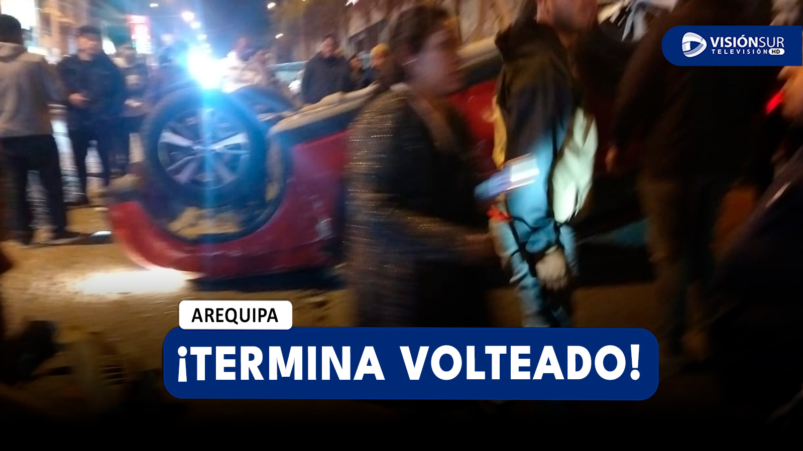 AREQUIPA: FUERTE CHOQUE DEJA UNA PERSONA HERIDA Y EL CARRO TERMINA VOLTEADO LLANTAS ARRIBA