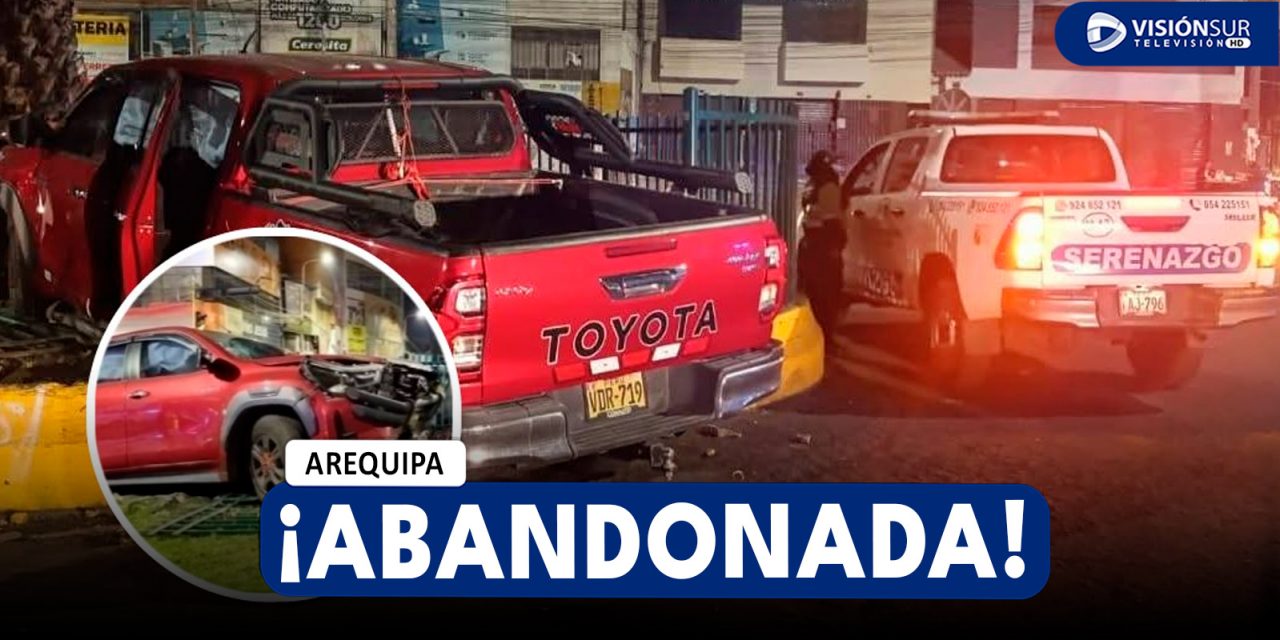 AREQUIPA: IMPACTAN CAMIONETA HILUX EN EL ÓVALO DE LA AV. MARISCAL CASTILLA Y LA ABANDONAN