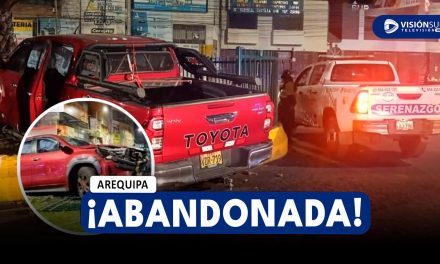 AREQUIPA: IMPACTAN CAMIONETA HILUX EN EL ÓVALO DE LA AV. MARISCAL CASTILLA Y LA ABANDONAN