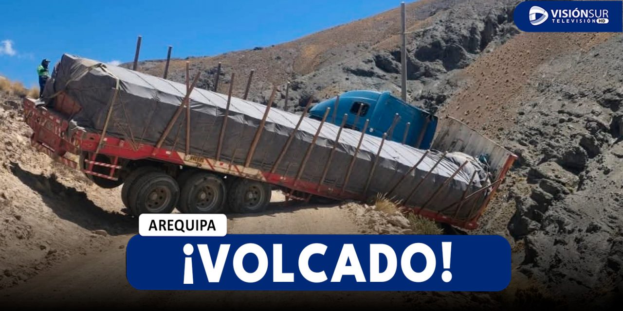 AREQUIPA: VEHÍCULO DE CARGA PESADA TERMINA VOLCADO EN LA CARRETERA DE CAYLLOMA A ORCOPAMPA