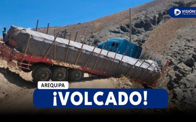 AREQUIPA: VEHÍCULO DE CARGA PESADA TERMINA VOLCADO EN LA CARRETERA DE CAYLLOMA A ORCOPAMPA