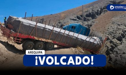 AREQUIPA: VEHÍCULO DE CARGA PESADA TERMINA VOLCADO EN LA CARRETERA DE CAYLLOMA A ORCOPAMPA