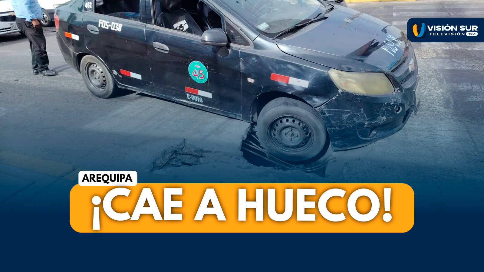 AREQUIPA: VEHÍCULO QUEDA CON DAÑOS TRAS CAER A HUECO EN CERRO COLORADO